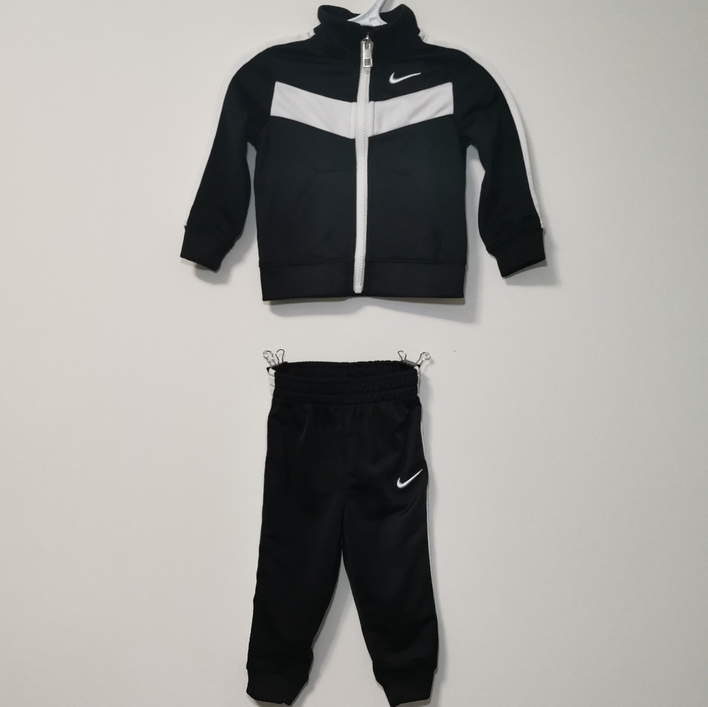 🌜5 for 25 🌛 Nike two piece track suit